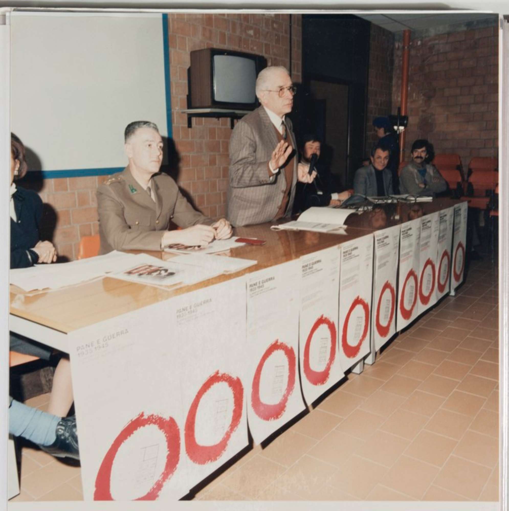 Modena 5 marzo 1987, inaugurazione della mostra "Pane e Guerra 1935-1945 Alimentazione civile e militare in Emilia Romagna". Tavolo dei relatori